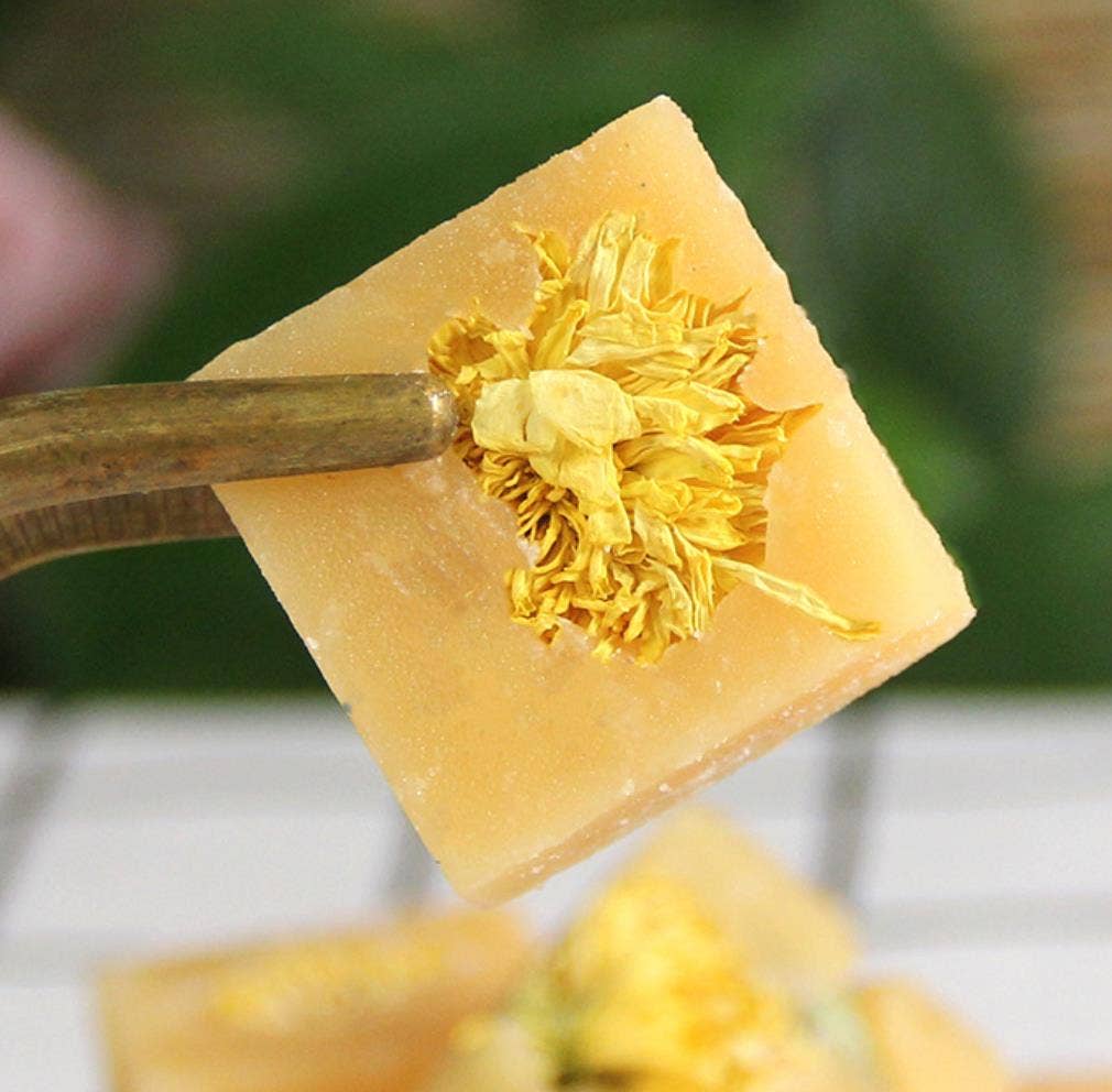 Gourmet Honey Sugar Cubes with flowers and fruit: White Chrysanthemum & Goji Berry